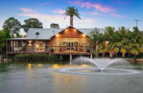 Keinbah Villa | Lilies Lakeside Spa Villa - 2 Bedroom