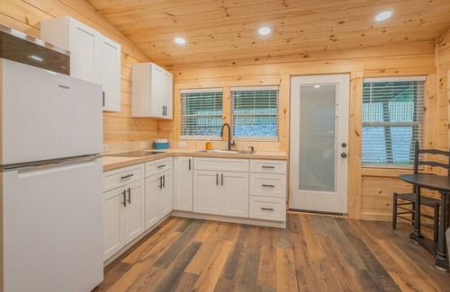 Gumlog House | "Lilliputian Hideaway: A Lakeside Dream"