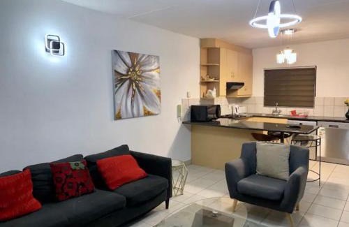 Greater Johannesburg Metropolitan Area Apartment | Lillys Quarter 1 - Newly Renovated!