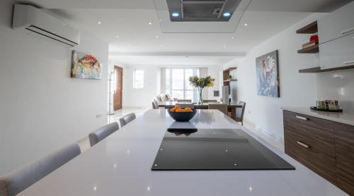 Mellieħa Heights Apartment | Lily of the Hill - 2 Bedr, 3 bath