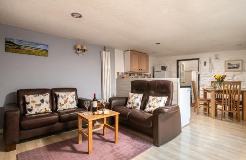 Wadebridge House | Lily Pad Cottage with hot tub