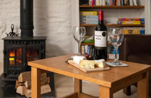 Wadebridge House | Lily Pad Cottage with hot tub