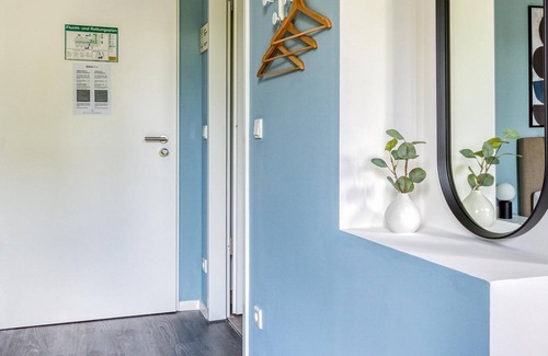 Munchen District Apartment | limehome Garching | Suite M + balcony