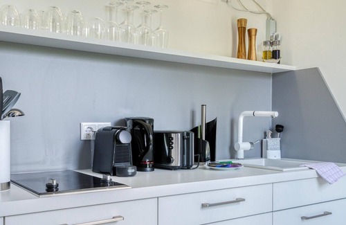 Munchen District Apartment | limehome Garching | Suite M + balcony