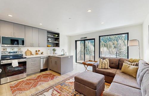 Warm Springs Apartment | Limelight Base Camp Condo. Ski, bike, & adventure!