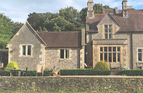 Frome Cottage | Limestone-clad gem Nestled Within a Country Estate