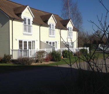 South Cerney House | Liming Lodge - Lakeside Home in the Cotswolds