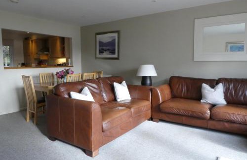 South Cerney House | Liming Lodge - Lakeside Home in the Cotswolds