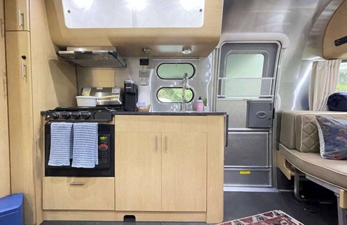 Whitemarsh Island House | Limited Edition Airstream Midway to Downtown & Beach!