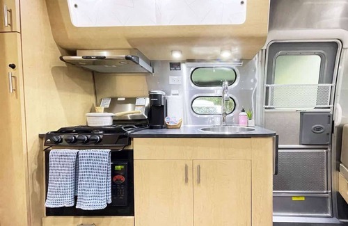 Whitemarsh Island House | Limited Edition Airstream Midway to Downtown & Beach!
