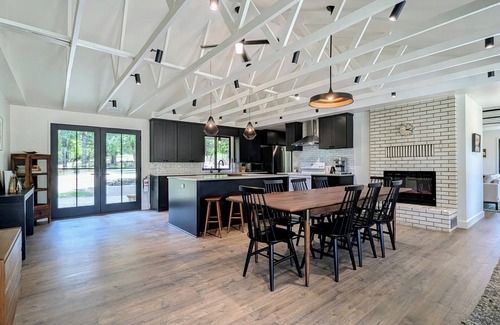 Newberg House | Lince House ~ In the Center of it All!