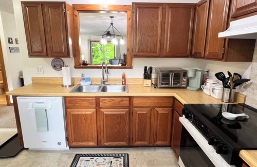 Lincoln Condo | Lincoln Condo: Minutes to Skiing & Hiking with Pool