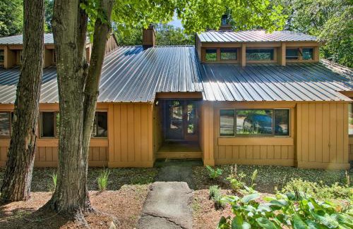 Lincoln House | Lincoln Condo with Amenities and Shuttle to Loon!