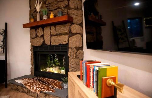 Woodlands House | Lincoln Log Cabin Renovated Near Attractions