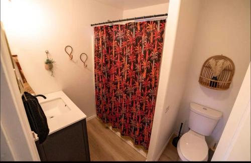 Woodlands House | Lincoln Log Cabin Renovated Near Attractions