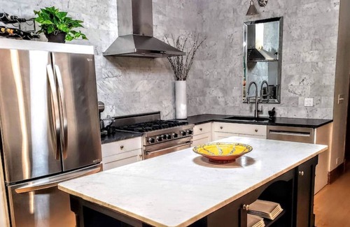 Sheffield and DePaul House | Lincoln Park Centrally Located