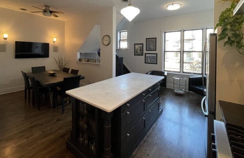 Sheffield and DePaul House | Lincoln Park Centrally Located