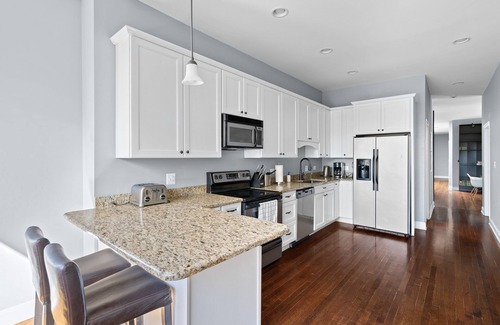 Sheffield and DePaul Condo | Lincoln Park/depaul 8 Bed 1 Parking Spot Sleeps 18 by AllSet Turnover
