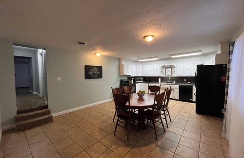 Hodgenville House | Lincoln's Red Brick Cottage! Sleeps 7!
