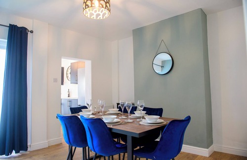 Lincoln House | Lincoln Stunning House - Sleeps 7 - Parking - Garden - WIFI