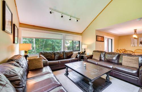 Lincoln House | Lincoln Townhome with Community Pool and Club Access!