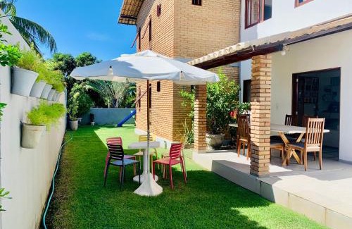 Maceio House | Linda casa de praia com piscina e 5 suítes - Ideal para famílias - Hibiscus - Condomínio beira mar