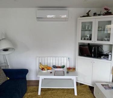 Hove House | Lindas LODGE Free PARKING air con plus provisions included