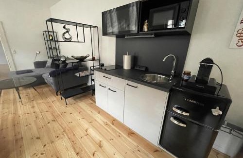 Dutch Quarter Apartment | Linde18 bed&desk