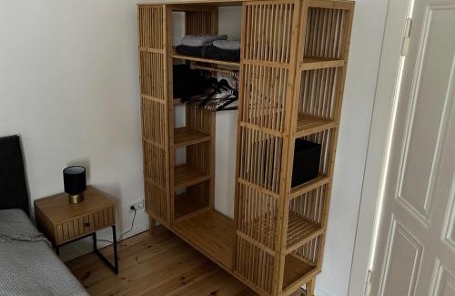 Dutch Quarter Apartment | Linde18 bed&desk