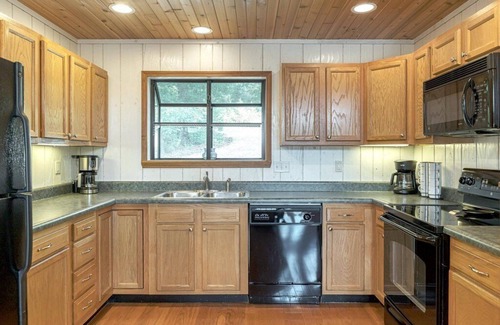 Innsbrook House | Linden Lakefront Retreat with Kayaks by StayLage