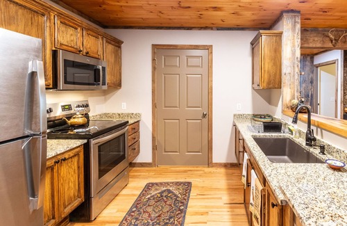 Sylva Cabin | Lindisfarne - Gorgeous Mountain Cabin located Close to Mountain Attractions!