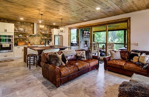Pittman Center Cabin | Lindsey Creek Hideaway