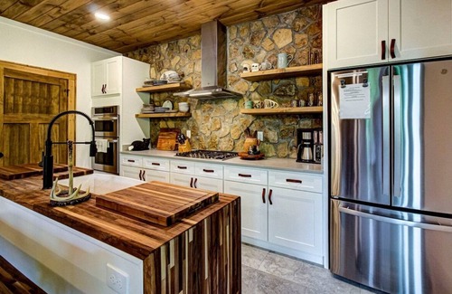 Pittman Center Cabin | Lindsey Creek Hideaway
