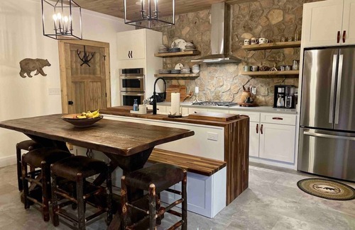 Pittman Center Cabin | Lindsey Creek Hideaway