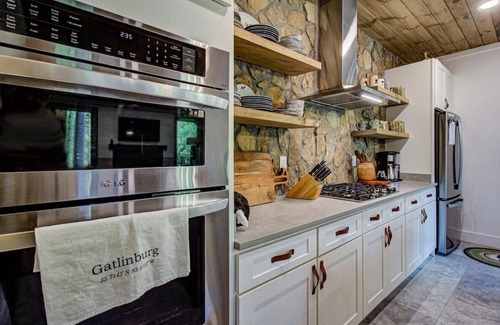Pittman Center Cabin | Lindsey Creek Hideaway