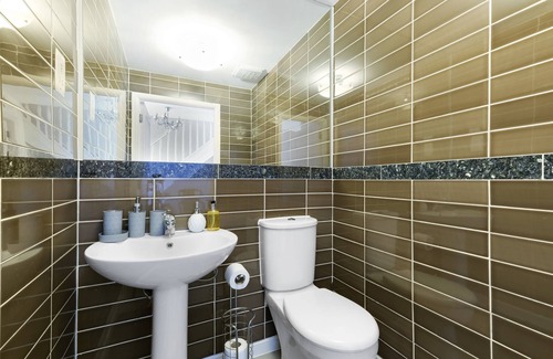 Maidenhead Apartment | Lindsey Serviced 4 Bedroom 2 Bath house