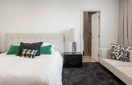 Toorak House | Linlithgow (Heated Pool)