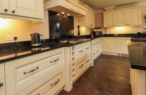 Thornton-Cleveleys Cottage | LINWOOD, pet friendly, with hot tub in Cleveleys