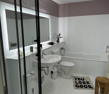 Minden Apartment | Lio Suite Design Apartment Balkon Netflix