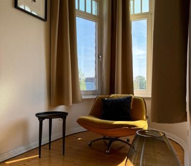 Minden Apartment | Lio Suite Design Apartment Balkon Netflix