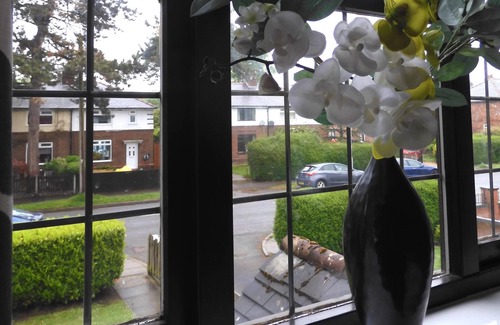 Hoole Apartment | Lion House Chester - Very Near Zoo Ideal for City - Sleeps Up to 7