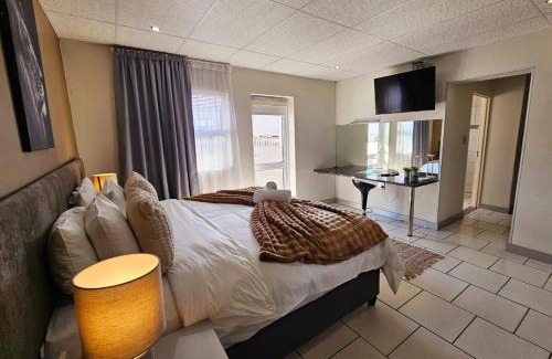 Bloemfontein Cabin | Lion Lodge