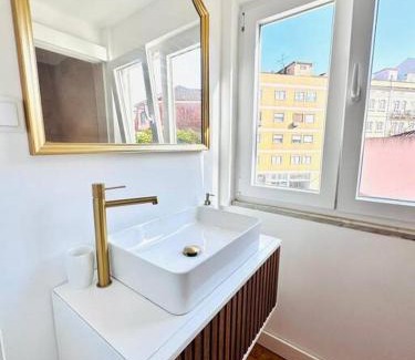 Sao Bento Apartment | Lisbon City Center flat for 6 pp