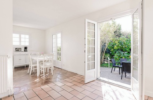 Villers-sur-Mer Villa | Listed villa with large garden with jacuzzi 15 people 300m from the beach shops