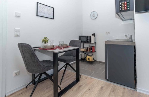 Rommelhausen Apartment | LiT LiVING: Luxus | Box SprIng | Kitchen | Parking