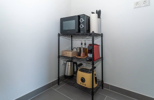 Rommelhausen Apartment | LiT LiVING: Luxus | Box SprIng | Kitchen | Parking