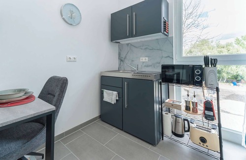 Rommelhausen Apartment | LiT LiVING: Luxus | Box SprIng | Kitchen | Parking