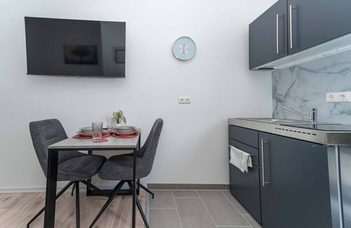 Rommelhausen Apartment | LiT LiVING: Luxus | Box SprIng | Kitchen | Parking