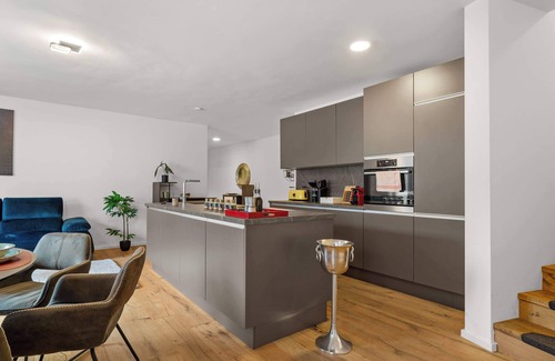Hemsbach Apartment | LiT LiVING: Luxus |Box SprIng|Parking|Terrace|3 BR