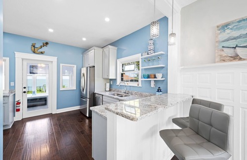 Lorain House | Lita's Lake Home-Walk to Century Park and Beach!